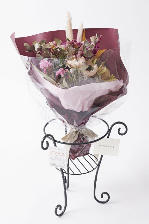 <p>ドライフラワーのスワッグ・花束にはメッセージカードが無料で付いているので、相手に贈る気持ちを表現することが可能です。</p>