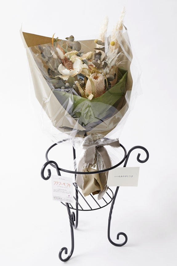 <p>ドライフラワーのスワッグ・花束にはメッセージカードが無料で付いているので、相手に贈る気持ちを表現することが可能です。</p>