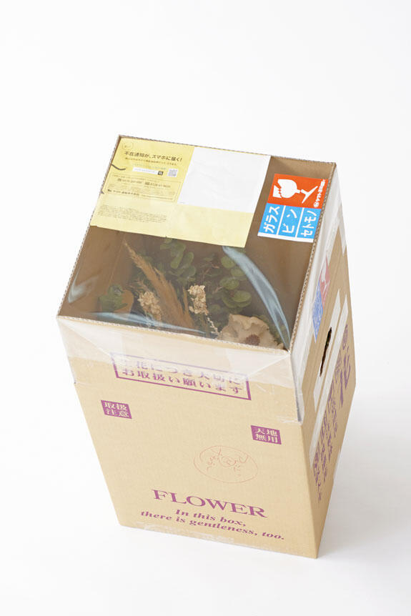<p>そのまま置いて飾れる自立式の花束・ブーケは宅配で全国にお届けします。（一部離島や郡部は除く）</p>