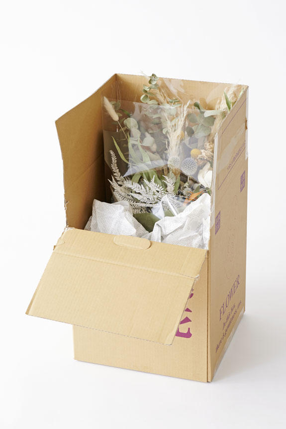 <p>スワッグ・花束タイプのドライフラワーは厳重梱包の宅配でお届けします。</p>