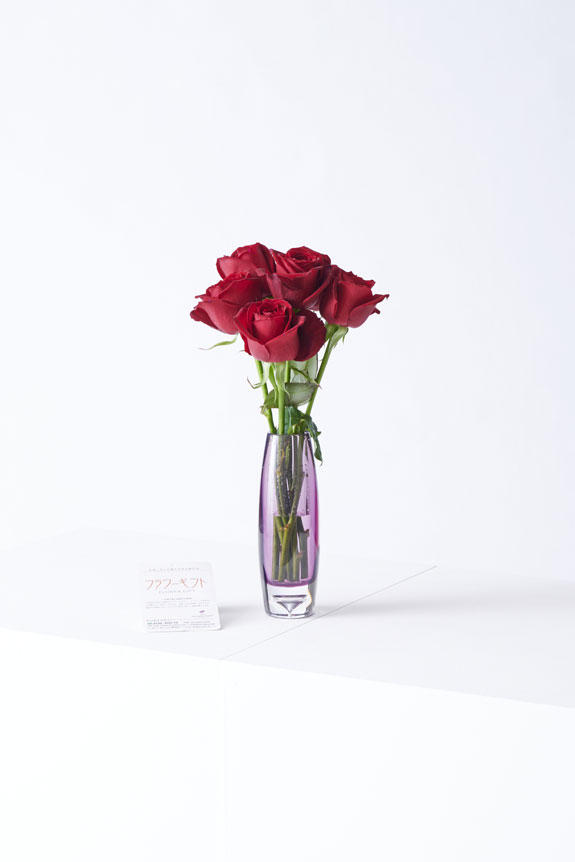 <p>どんなシーンにもマッチするシンプルモダンなデザインが特徴のフラワーベース（花瓶）と高級薔薇がセットになった商品です。</p>