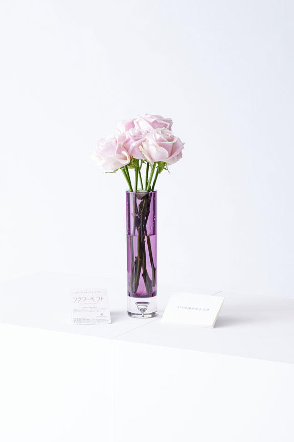 花瓶フラワー・フラワーベース シリンダー（紫） ピンクバラ7本 ｜ 祝い花と供花の販売 ネットの花屋 ビジネスフラワー®