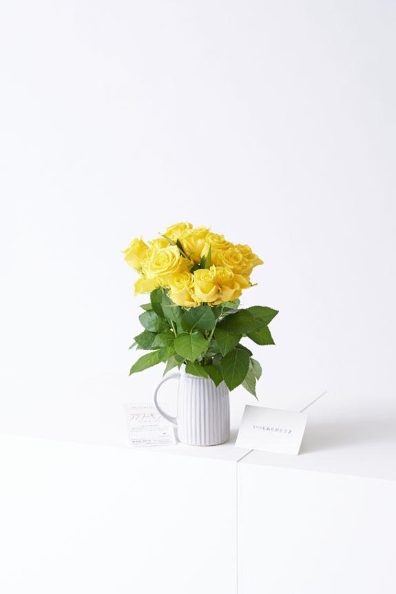 花瓶フラワー・フラワーベース アンティークジャグ（シングル/小） 黄色バラ12本 ｜ 祝い花と供花の販売 ネットの花屋 ビジネスフラワー®
