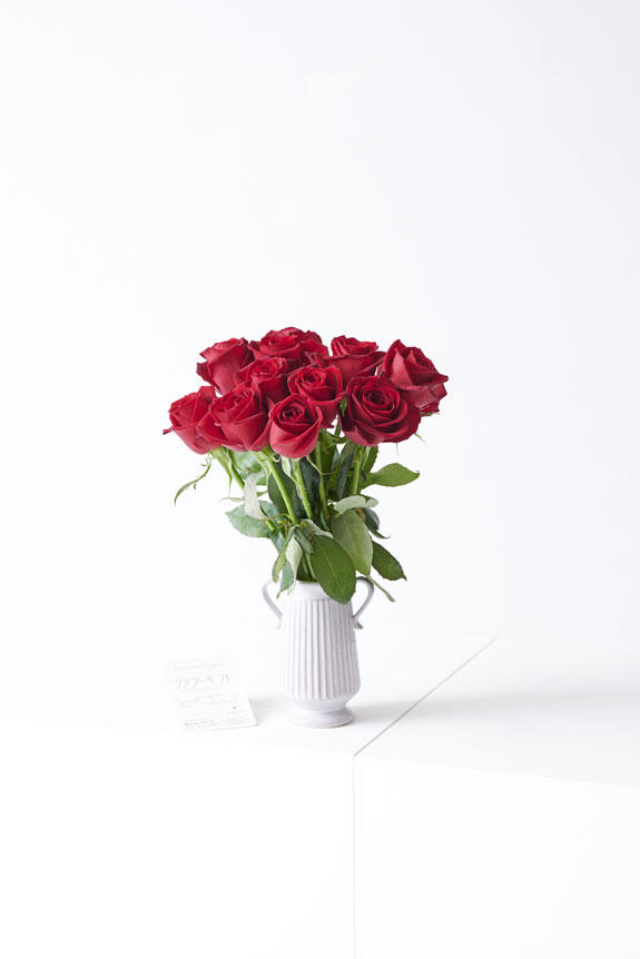 <p>どんなシーンにもマッチするアンティーク調のデザインが特徴のフラワーベース（花瓶）と高級薔薇がセットになった商品です。</p>