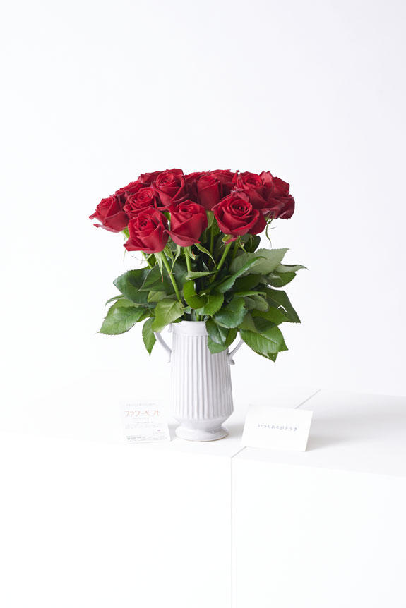 <p>花瓶花（フラワーベース）には、メッセージカードを無料でお付けする事が可能です。</p>