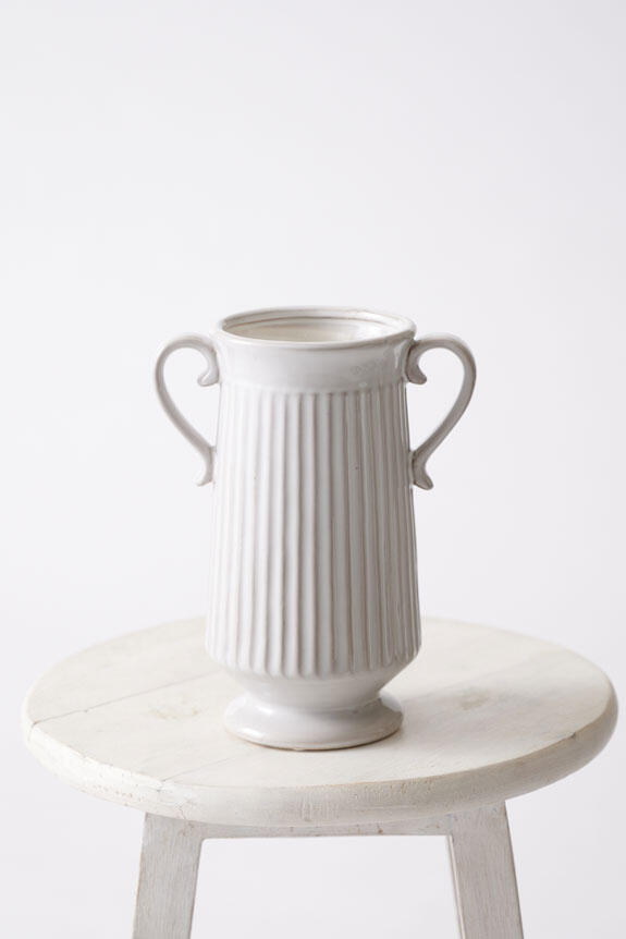 <p>花瓶はアンティーク調のシンプルでおしゃれなデザインが特徴です。陶器製特有の重厚感があります。</p>
