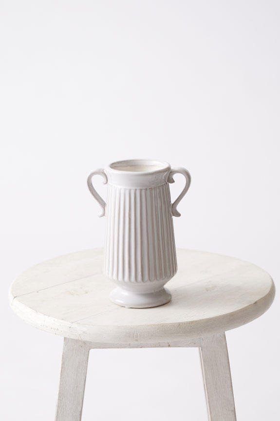 <p>アンティーク調の陶器製デザイン花瓶（フラワーベース）です。</p>