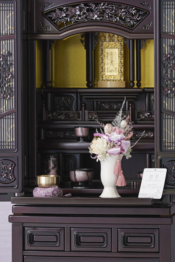 <p>仏壇に置いてもマッチする落ち着いたデザインが特徴のデザイナーズ供花プリザーブドフラワーです。</p>