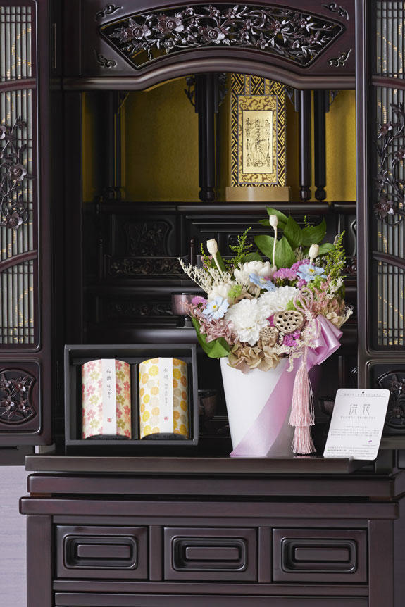 <p>仏壇に置いてもマッチする落ち着いたデザインが特徴のデザイナーズ供花プリザーブドフラワーとデザイン性の高いお線香のセットです。</p>