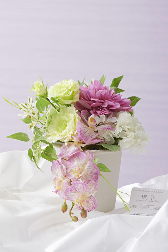 <p>高級造花アーティフィシャルフラワーは、高級感やクオリティの高さが安価な量産型造花とは違います。</p>