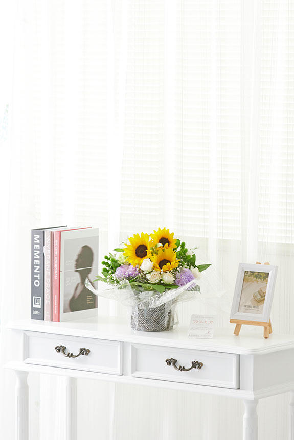 <p>夏を代表するお花「向日葵（ひまわり）」を中心に仕立てた季節感抜群のアレンジメントフラワー商品です。</p>