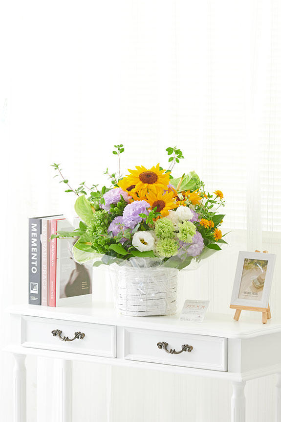 <p>夏を代表するお花「向日葵（ひまわり）」を中心に仕立てた季節感抜群のアレンジメントフラワー商品です。</p>