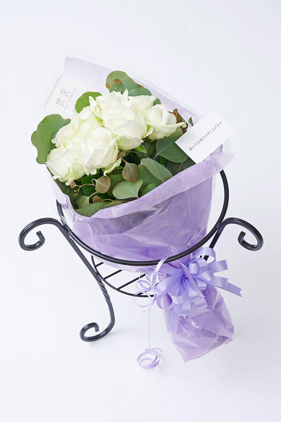 <p>供花用花束（ブーケ）には、お悔やみの気持ちを表すことができるメッセージカードが無料で付いています。</p>