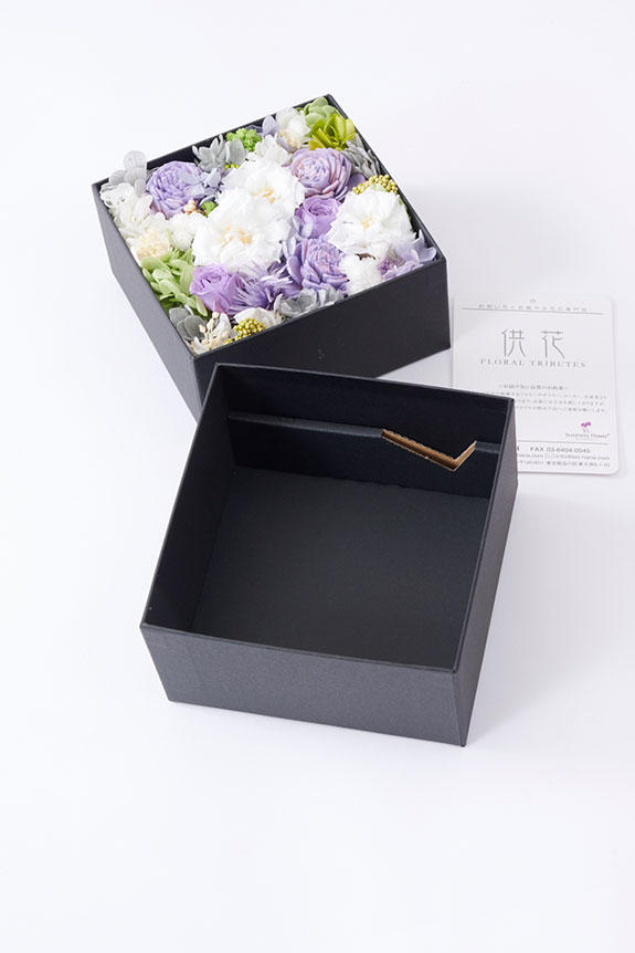 <p>箱を開けて飾っても花が見やすい様に設置する事ができるように箱の内側に細工が施されています。</p>