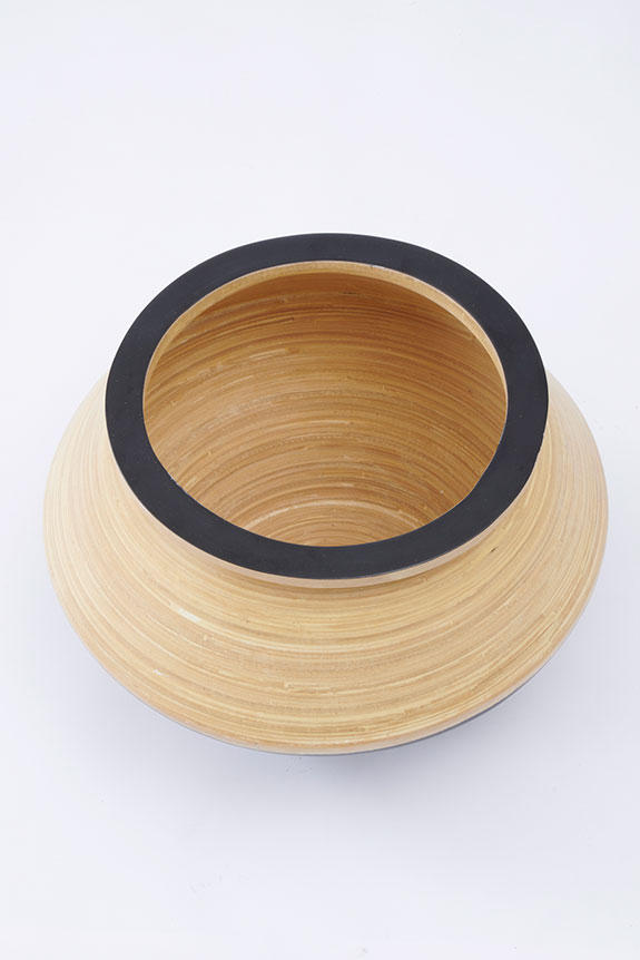 <p>天然竹素材の鉢カバーとなる為、重さは2kgと非常に軽いのが特徴です。</p>