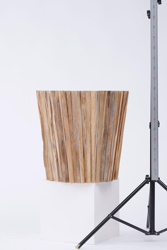 <p>高級木材の代表格チーク材で仕立てたお洒落な鉢カバーです。</p>