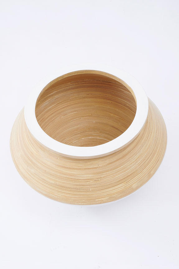 <p>天然竹素材の鉢カバーとなる為、重さは2kgと非常に軽いのが特徴です。</p>