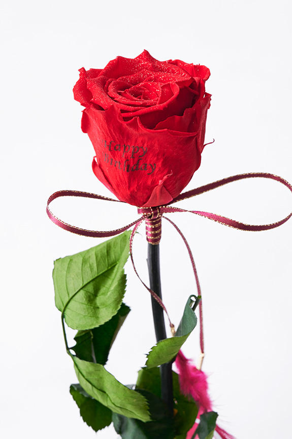 <p>ダイヤモンドラメ加工したバラにメッセージの刻印が可能な商品は、感謝の気持ちを伝える贈り物や、プロポーズなどの一大記念アイテムとしてお薦めです。</p>