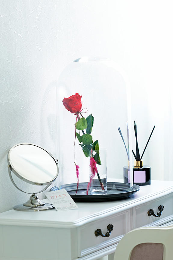 <p>付属のガラスケースに入れ、グラスに立てて飾るとお部屋のインテリアとして楽しむ事が可能です。</p>
