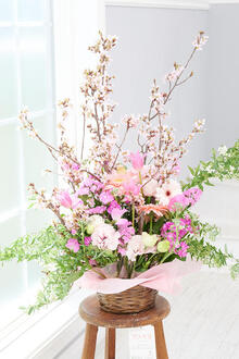 桜とおまかせ花材仕立て　春を感じるアレンジメントフラワー（ピンク系）