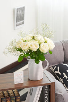 花瓶フラワー・フラワーベース　アンティークジャグ（シングル/大）　白バラ12本＆カスミソウ