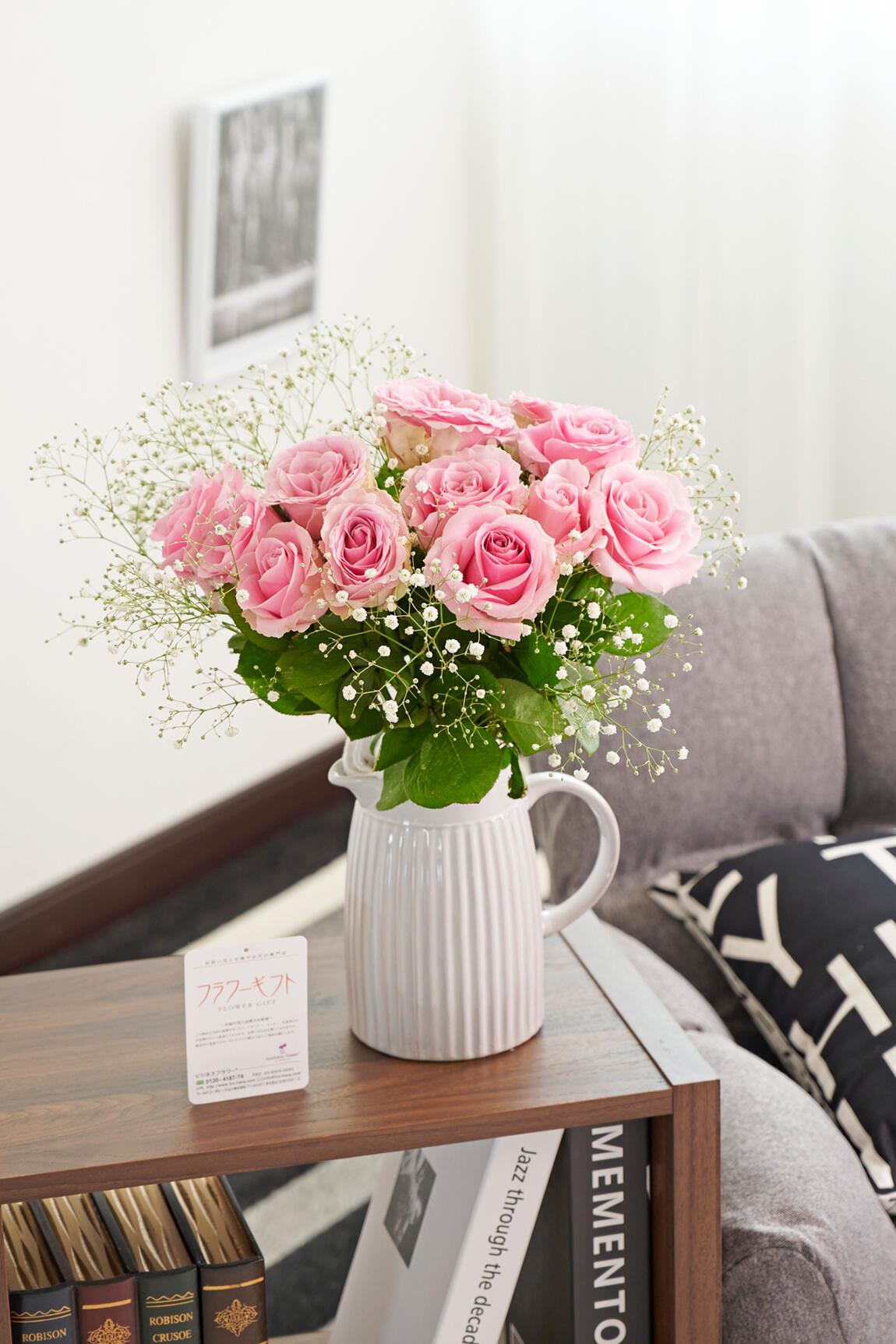 <p>ピンク色のバラとカスミソウの組み合わせが柔らかな印象のバラと花瓶のフラワーギフト商品です。</p>