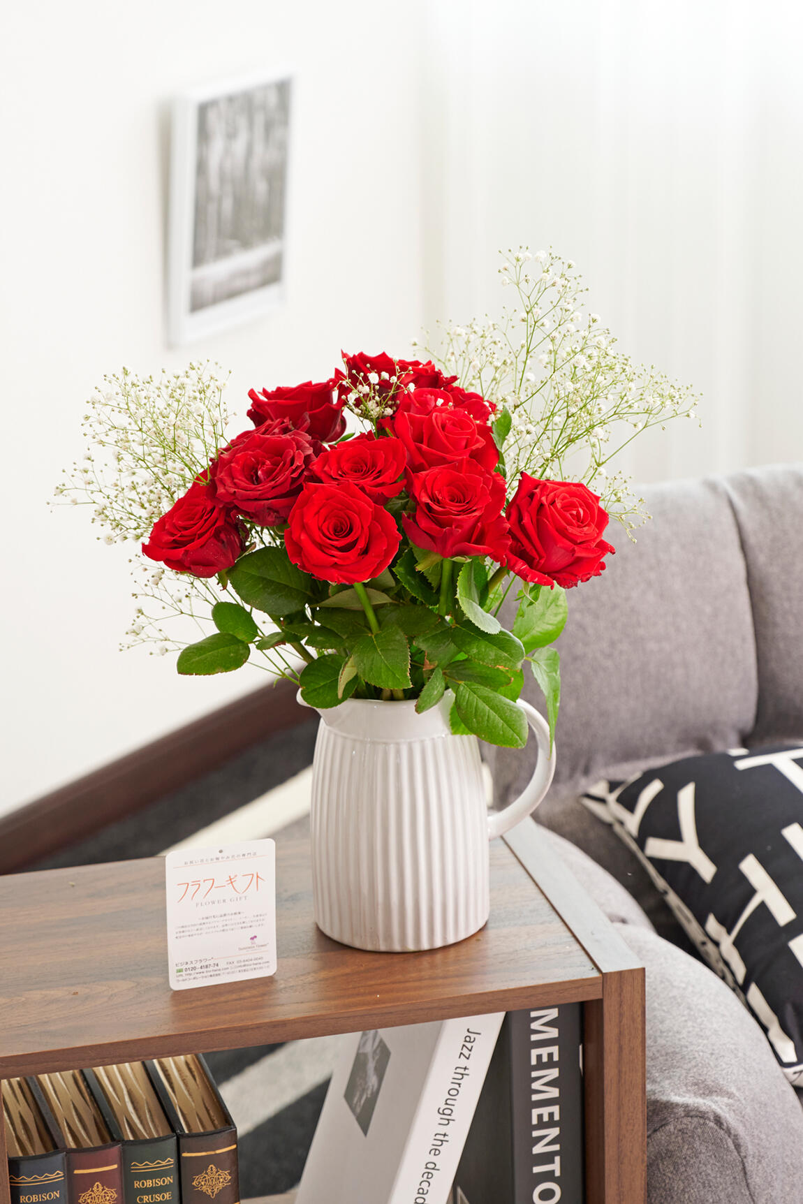 <p>赤色のバラとカスミソウの組み合わせが柔らかな印象のバラと花瓶のフラワーギフト商品です。</p>