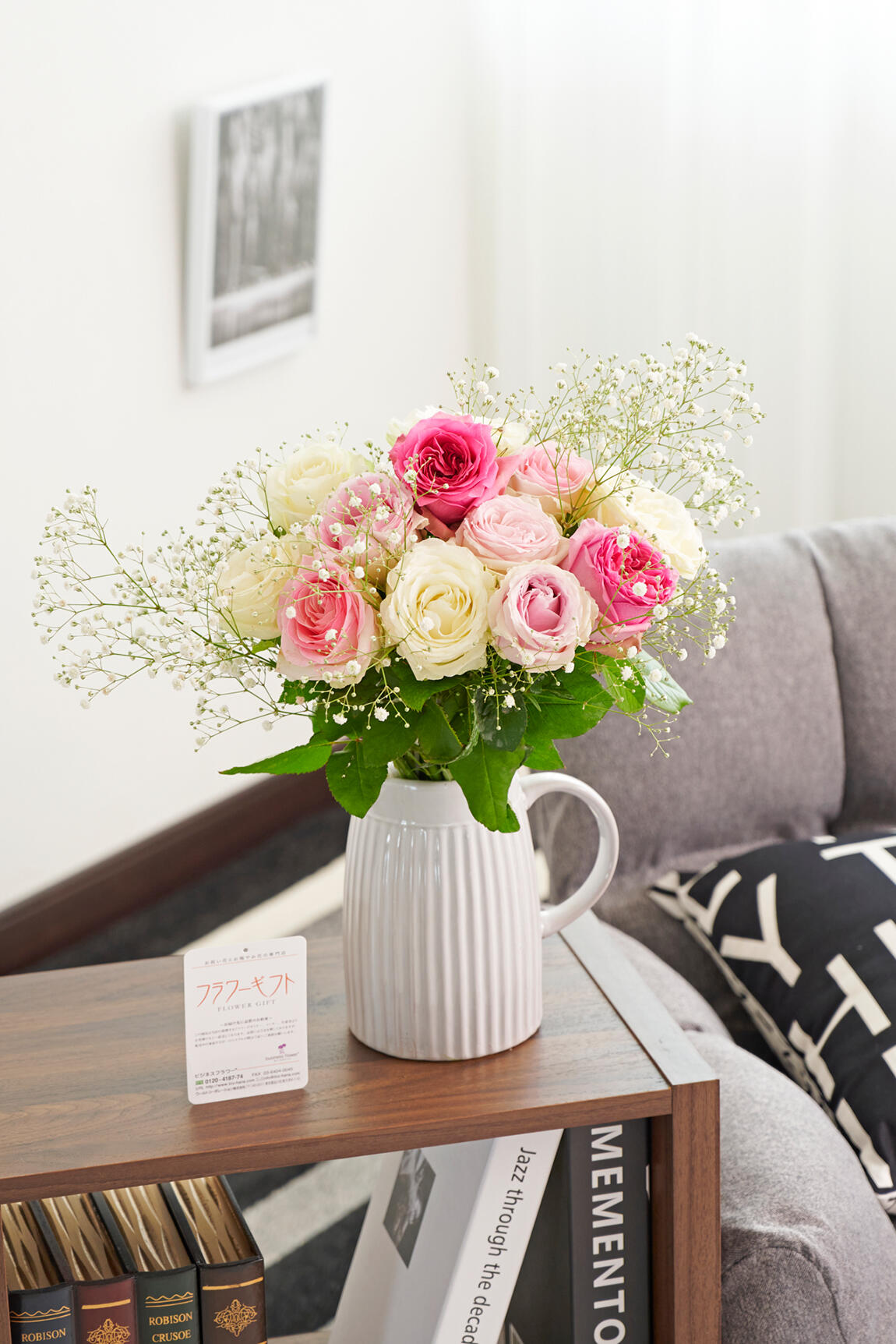 <p>白とピンク色のバラとカスミソウの組み合わせが柔らかな印象のバラと花瓶のフラワーギフト商品です。</p>