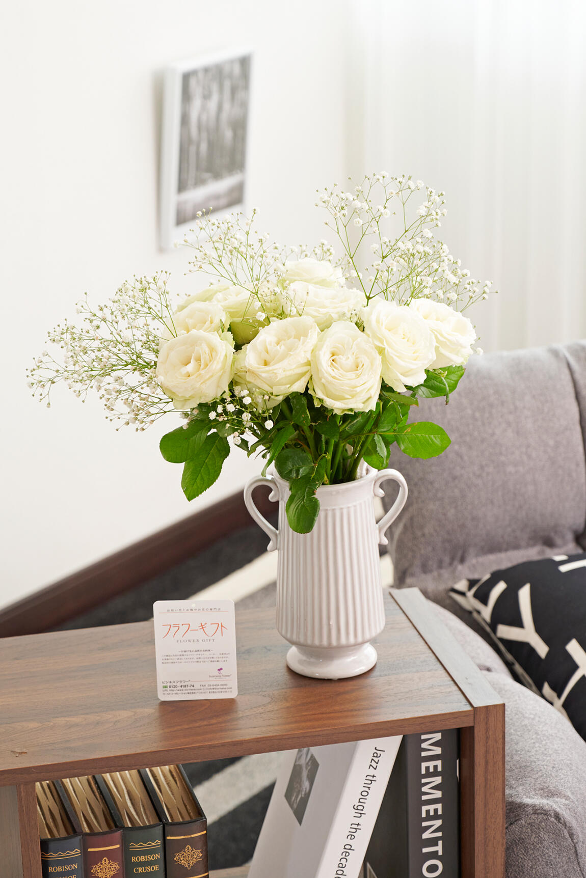 <p>白色のバラとカスミソウの組み合わせが柔らかな印象のバラと花瓶のフラワーギフト商品です。</p>