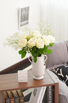 花瓶フラワー・フラワーベース　アンティークジャグ（ツイン/大）　白バラ12本＆カスミソウ