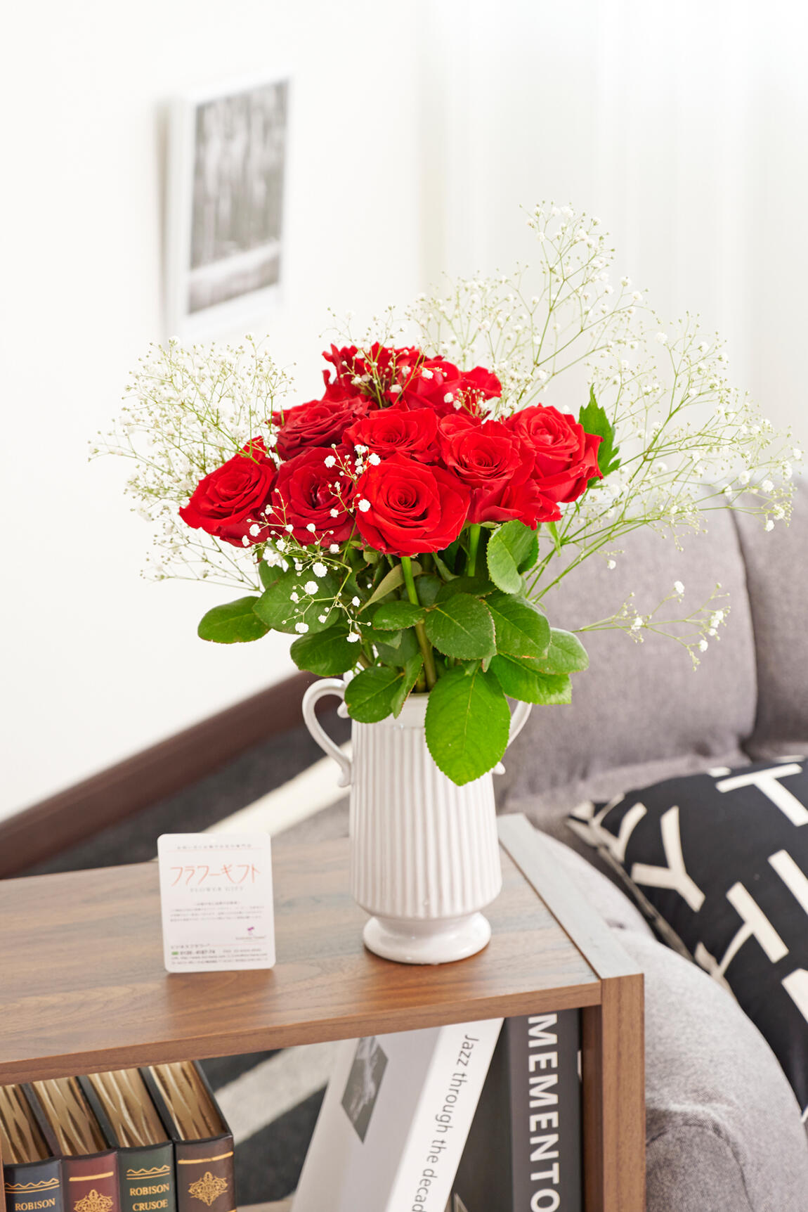 <p>赤色のバラとカスミソウの組み合わせが柔らかな印象のバラと花瓶のフラワーギフト商品です。</p>