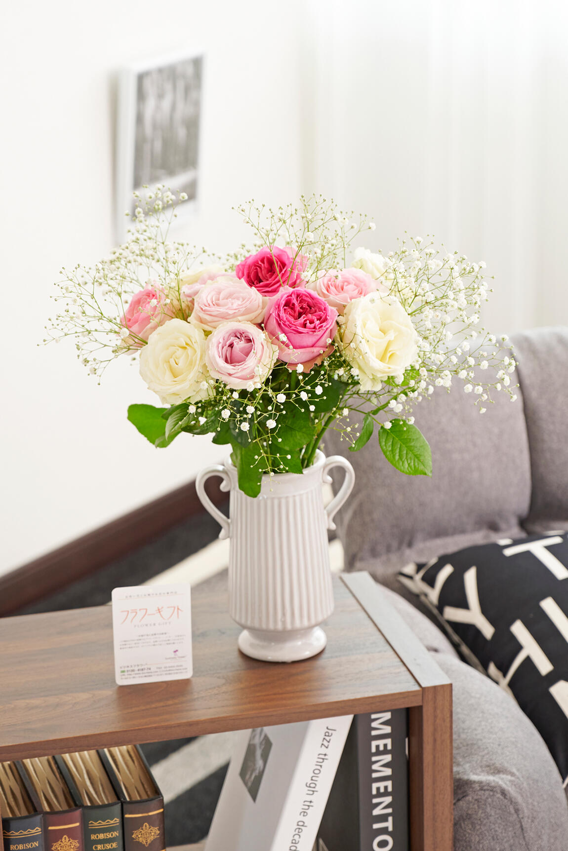 <p>白とピンク色のバラとカスミソウの組み合わせが柔らかな印象のバラと花瓶のフラワーギフト商品です。</p>