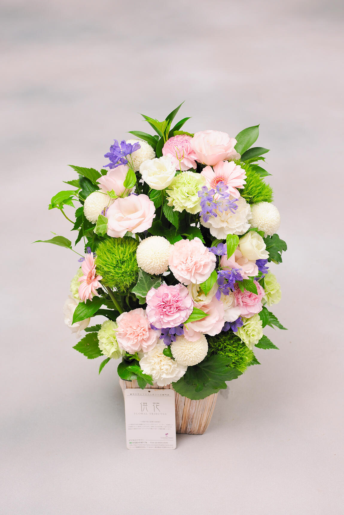 <p>パープルやピンクを取り入れ、一般的な葬儀用のお花に比べ、少し明るい配色やお仕立てにしているのが特徴です。</p>