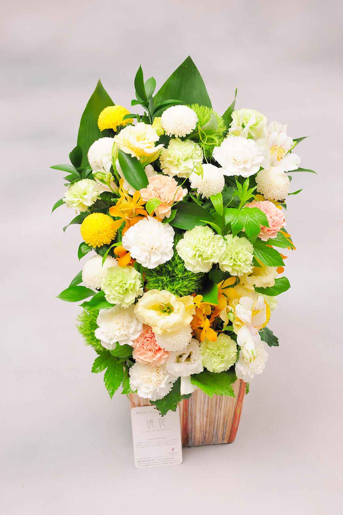 <p>ポンポン菊などを使用し、一般的な葬儀用のお花に比べ少し明るい配色やお仕立てにしているのが特徴です。</p>