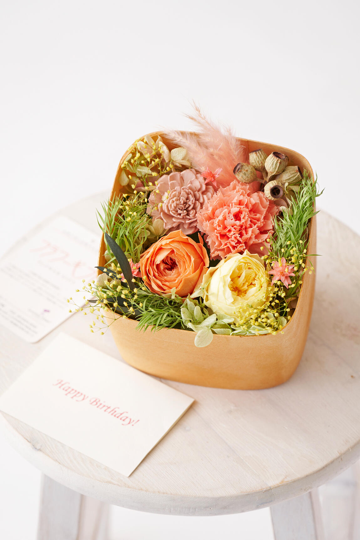 <p>無料でメッセージカードをお付けする事ができるので、お花と一緒に気持ちをメッセージとして伝えることができます。</p>