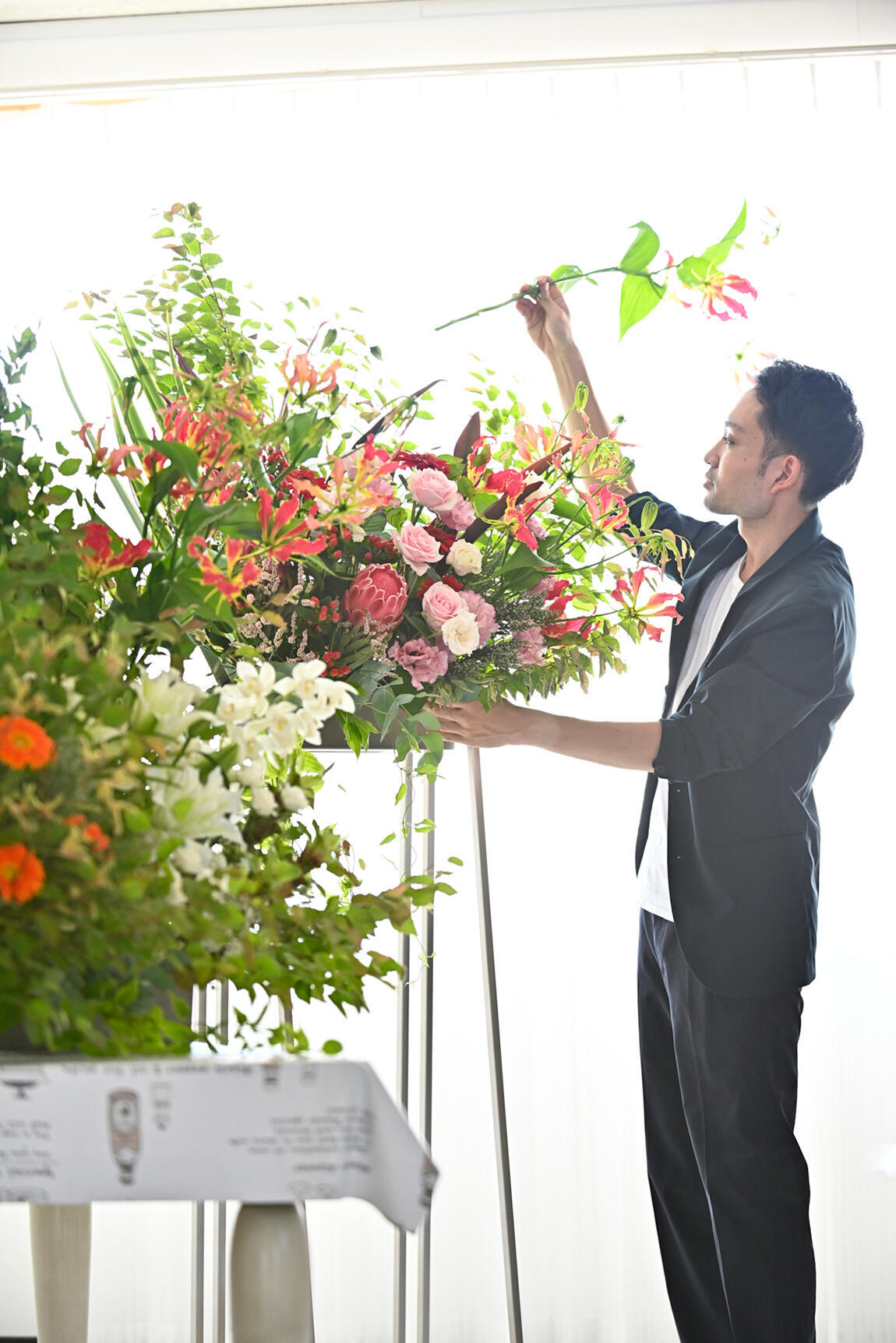 <p>壺花はデザイナーの白江 晃輔（しらえこうすけ）がデザインを担当しております。格式高いデザインながらもおしゃれな装花ですのでフォーマルなビジネスシーンにおすすめです。</p>