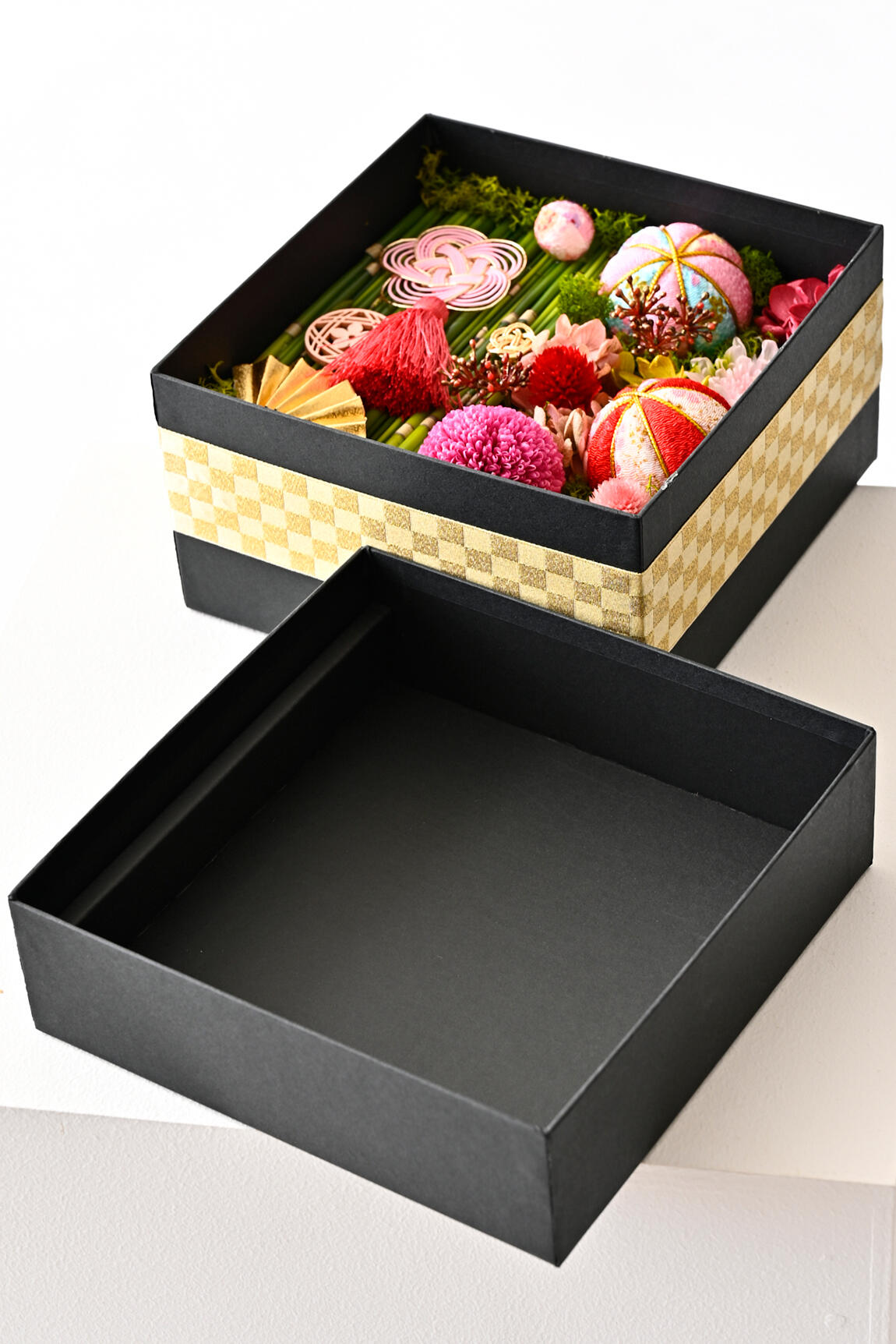 <p>外箱と華やかなお花と装飾のコントラスト、デザイナーの感性をお楽しみください。</p>