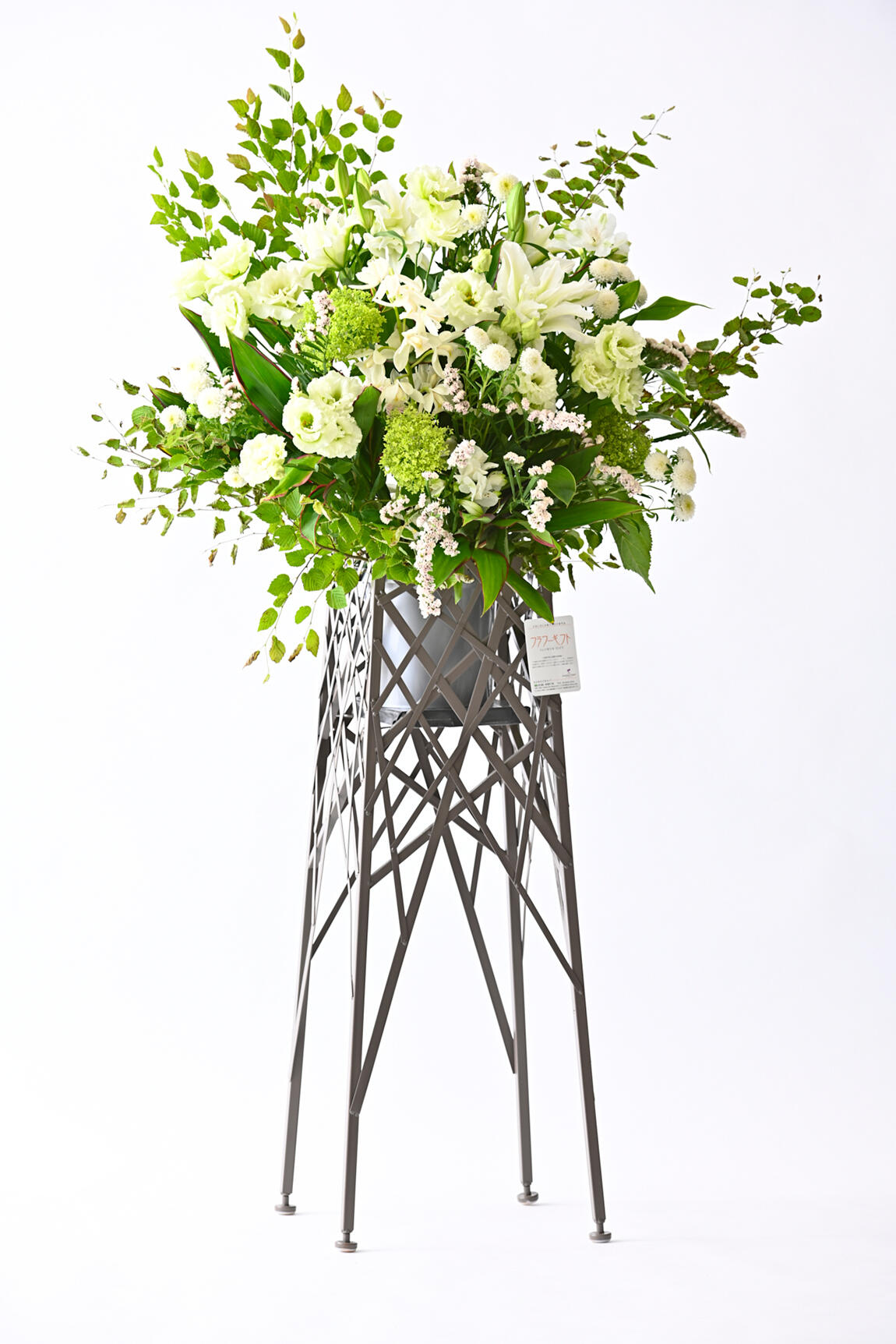 <p>オシャレなスタンド花器にデザイナーがデザインしたお洒落な花材で仕立てたスタンド花です。</p>