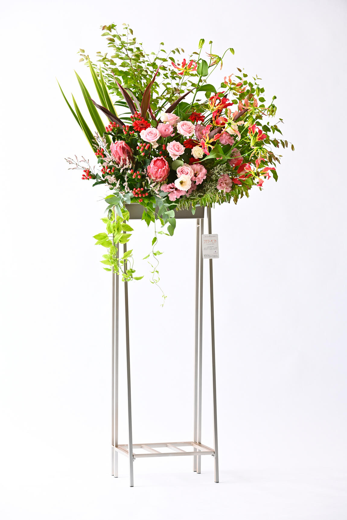 <p>オシャレなスタンド花器にデザイナーがデザインしたお洒落な花材で仕立てたスタンド花です。</p>