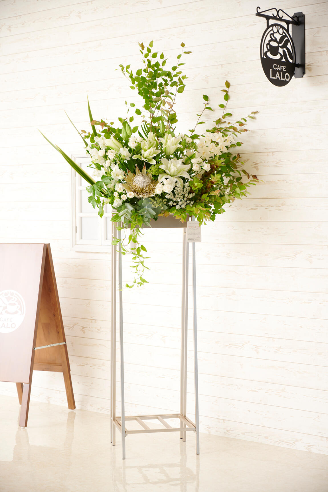 <p>フラワーデザイナーが仕立てたお洒落なスタンド花（スタンドフラワー）は、一般的な生花店が仕立てたものとは一味違う一品です。</p>