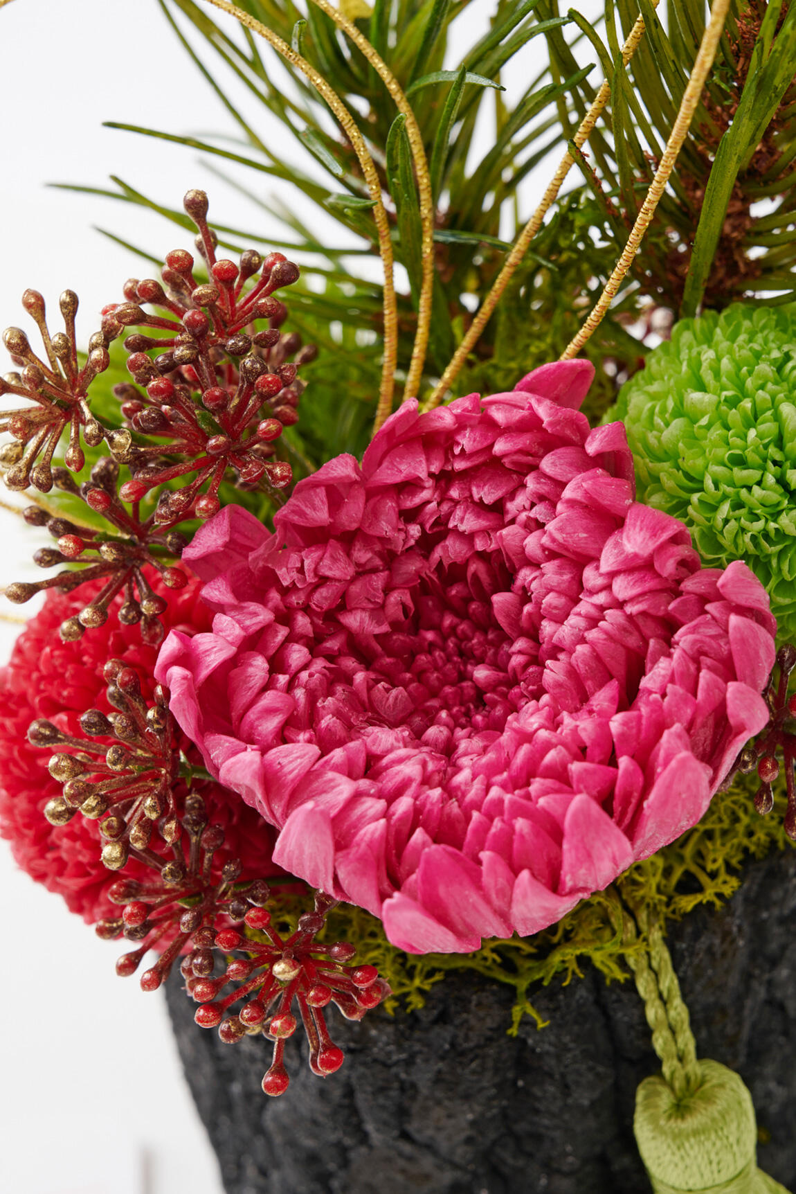<p>お花や植物だけではなく、和を感じる装飾小物も特徴のデザイナーズプリザーブドフラワーです。</p>