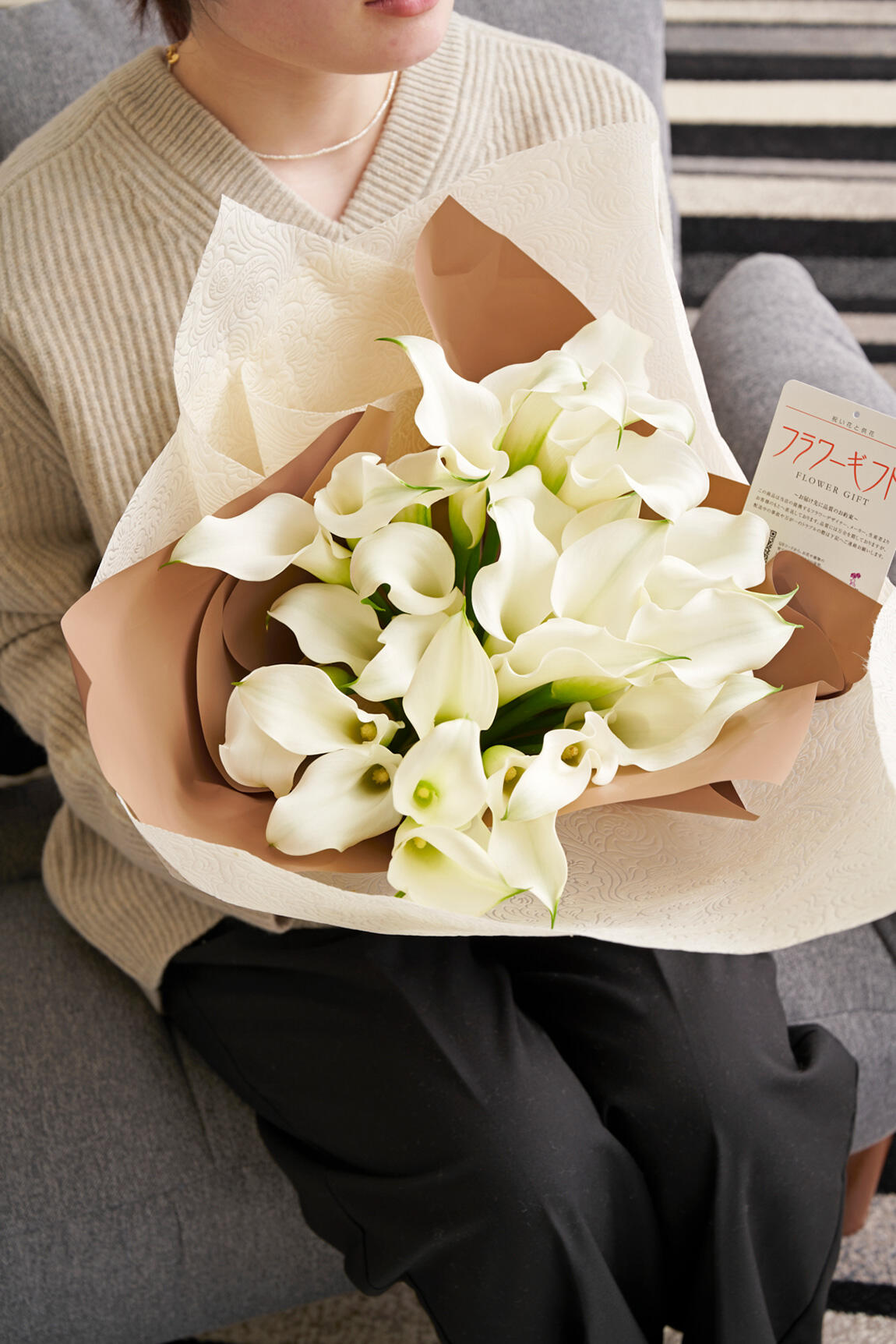 そのまま飾れる花束 ブーケ 冬のシックモダンデザイン Mサイズ 祝い花と供花の販売 ネットの花屋 ビジネスフラワー