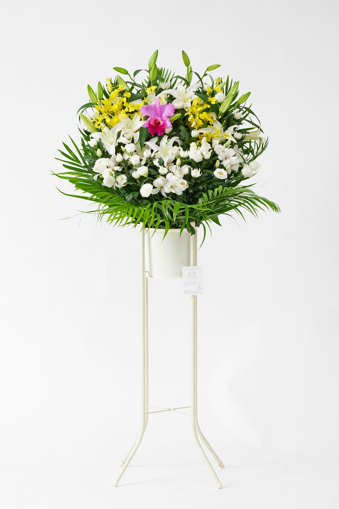 <p>ご葬儀宛てのお花は受取時間やお花の内容に決まり事がある場合がございます。各ご葬儀のルールに従いお花をお仕立てするため、篭花や樒などスタンドタイプ以外の指定があれば従ってお仕立ていたします。</p>