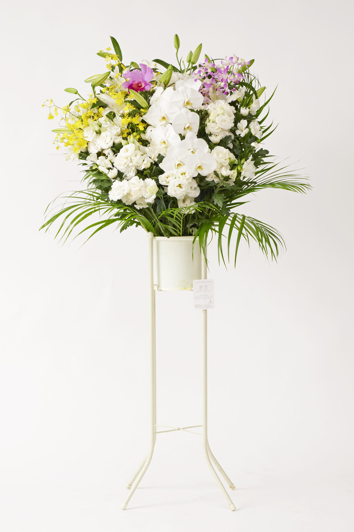 <p>ご葬儀宛てのお花は受取時間やお花の内容に決まり事がある場合がございます。各ご葬儀のルールに従いお花をお仕立てするため、篭花や樒などスタンドタイプ以外の指定があれば従ってお仕立ていたします。</p>