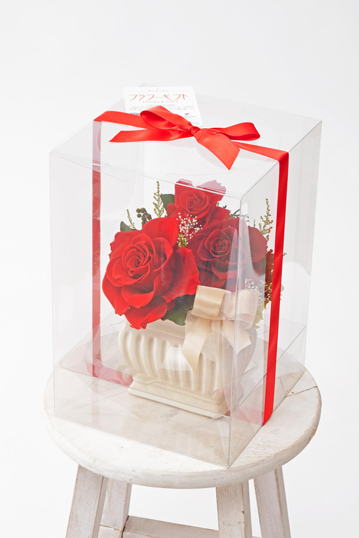 <p>クリアボックスに入れてリボンを施したラッピングで、贈答用のお祝い花や高級感のあるプレゼントとしてもご利用いただけます。</p>