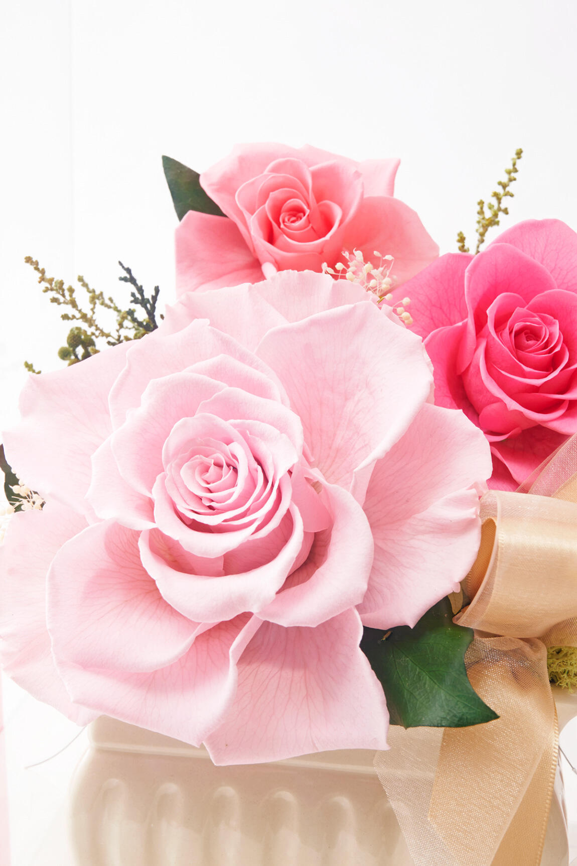 <p>AMOROSA（アモローサ）は南米の国エクアドルで育てられ、剪定から加工後まで色や形、大きさなど厳しい審査基準を通過した、選ばれし最高級のプリザーブドフラワーの薔薇（バラ）の名称です。その存在感や気品の高さから「プリザーブドローズの女王」と呼ばれています。</p>