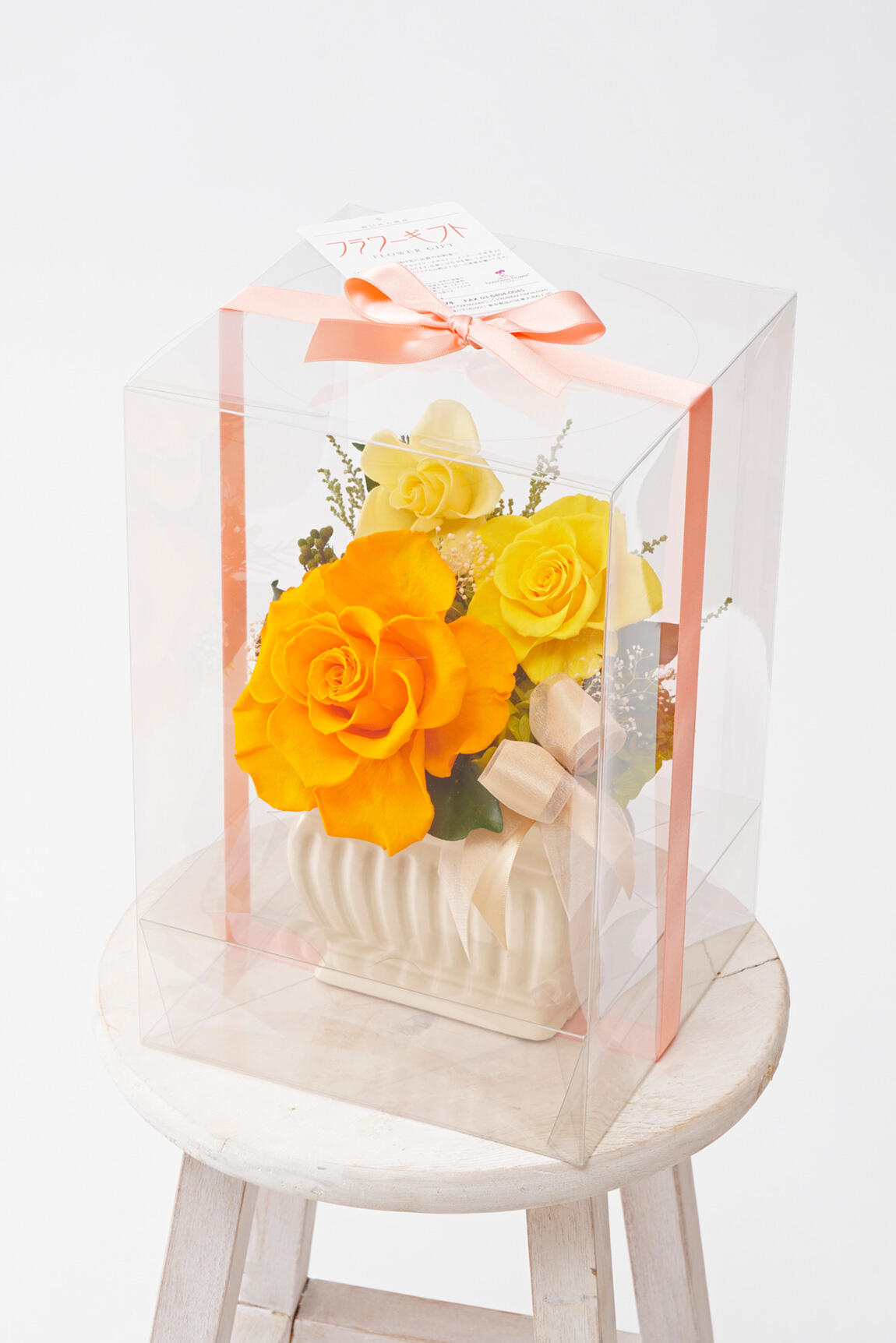<p>クリアボックスに入れてリボンを施したラッピングで、贈答用のお祝い花や高級感のあるプレゼントとしてもご利用いただけます。</p>