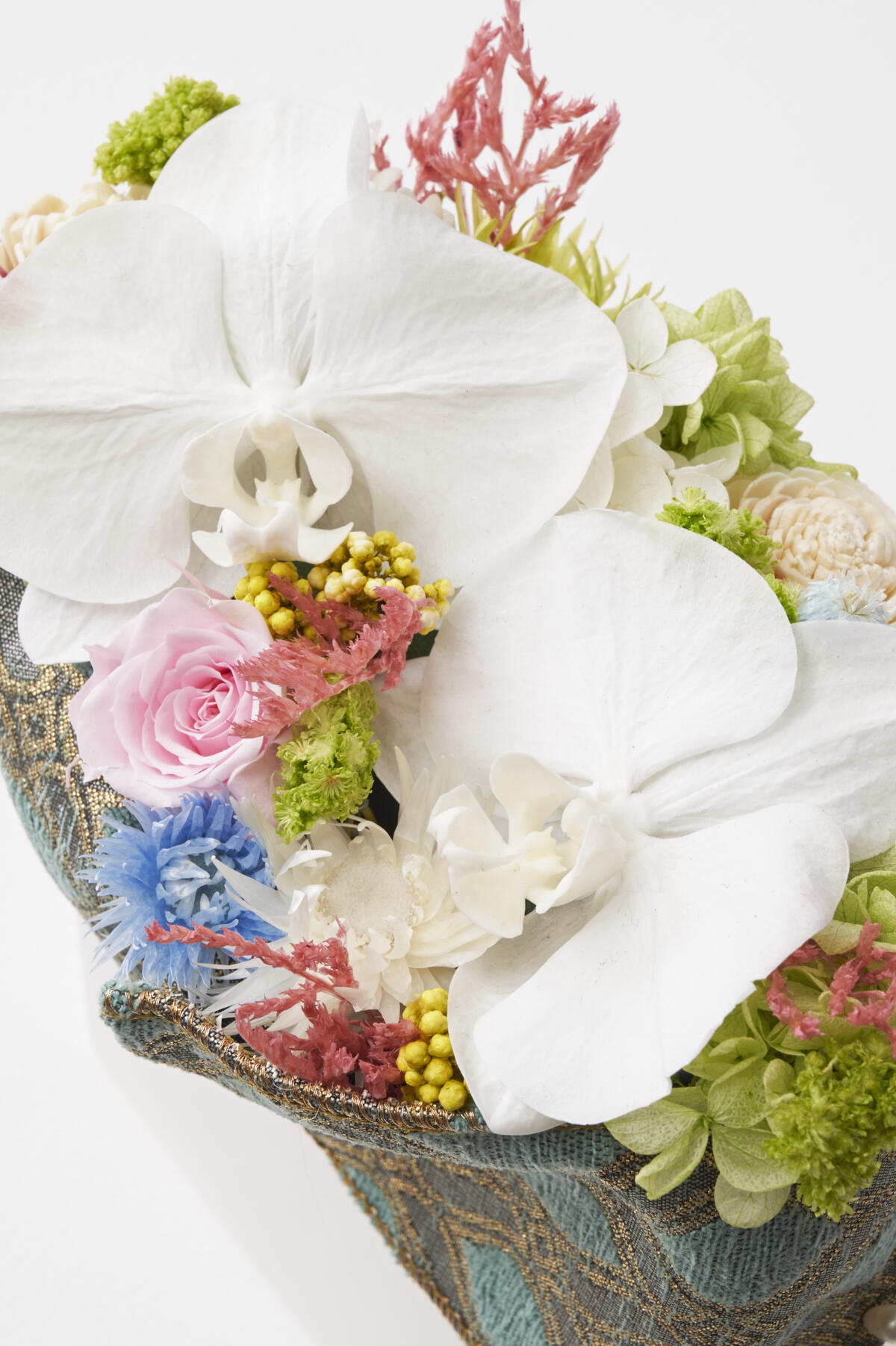 <p>大輪の胡蝶蘭の花びらが印象的なデザインで、１ランク上のお花のプレゼントやフラワーギフトとしてもお薦めです。</p>