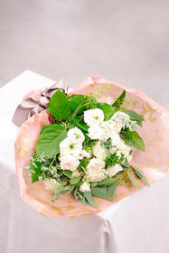 幅広い用途に清潔感溢れるバラの花束16,500円(税込)