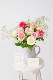 <center>カスミソウとバラの<br>上品な花瓶の花束</center><center>8,800円(税込)</center>